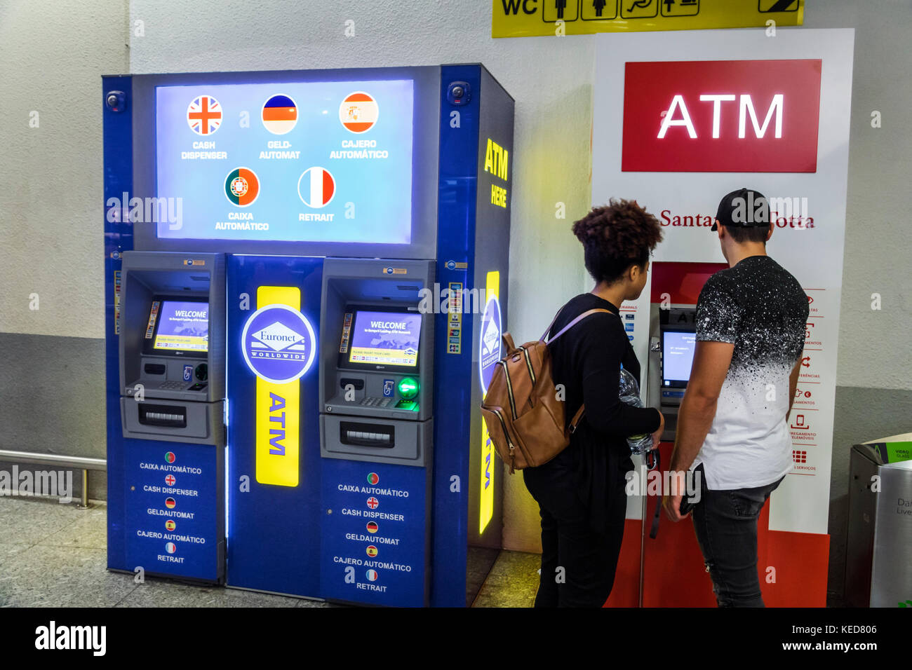 Lisbonne Portugal,aéroport Humberto Delgado,LIS,aéroport Portela,terminal,ATM,guichet automatique,homme hommes,femme femme femme,couple,hispanique,imm Banque D'Images