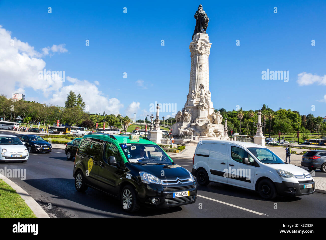 Lisbonne Portugal,Marquis de Pombal Square,Marquis,monument,plaza,rond-point,rotunda,monument,statue,trafic,taxi taxi,hispanique,immigrants,Por Banque D'Images