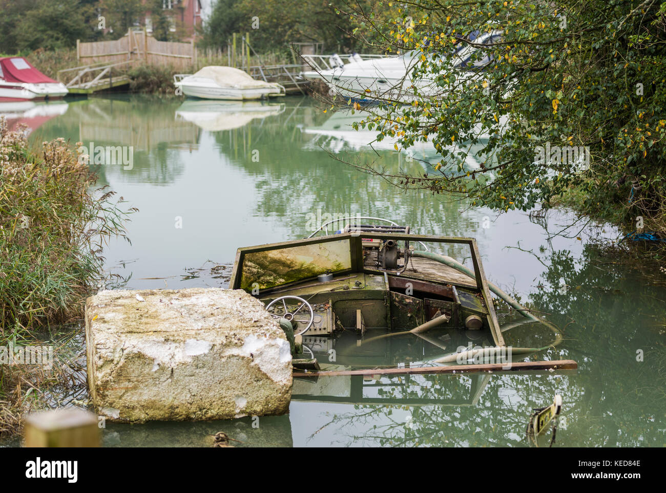 Un petit plaisir bateau abandonné et naufrage sur une rivière au Royaume-Uni. Banque D'Images