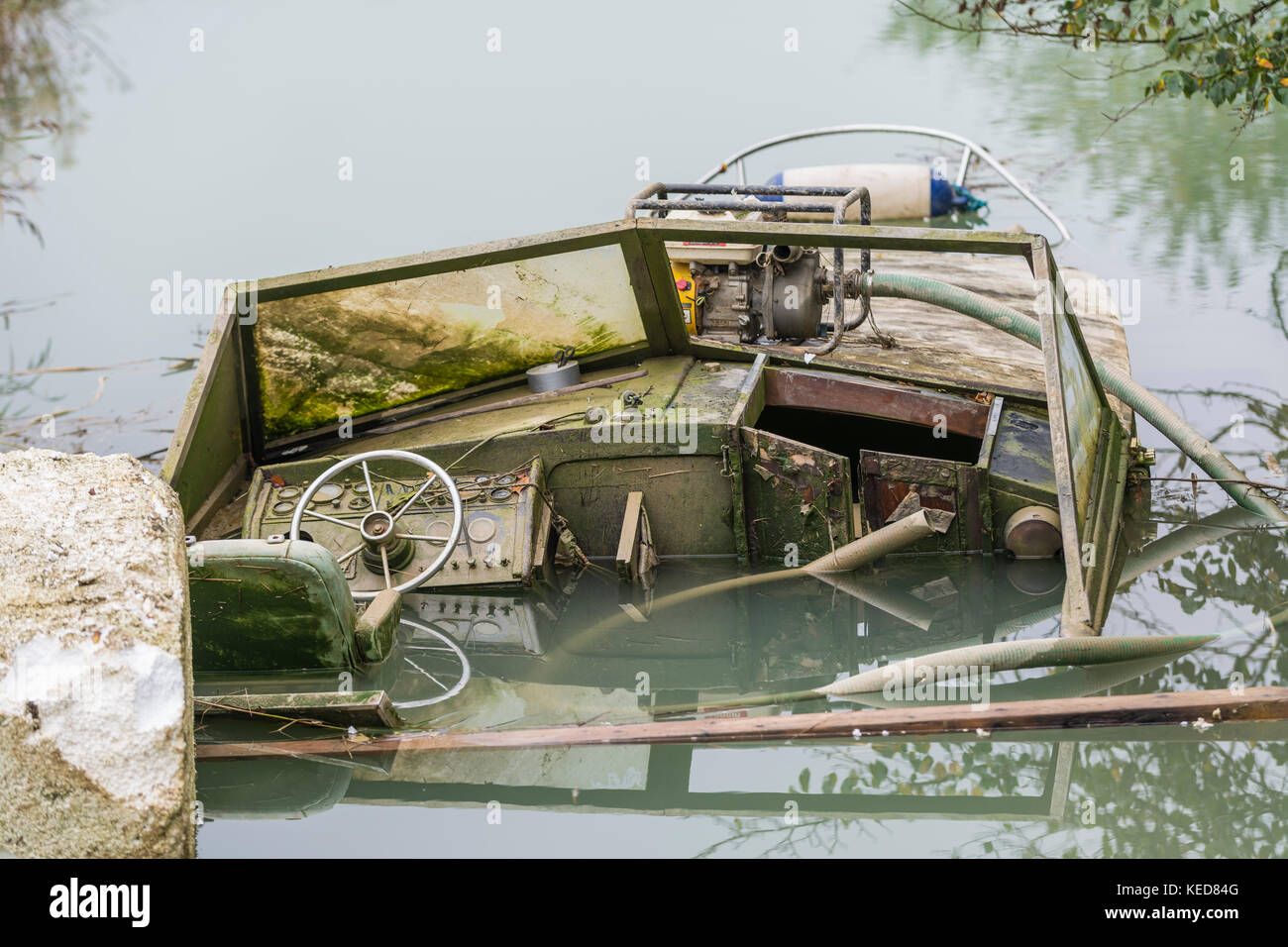 Un petit plaisir bateau abandonné et naufrage sur une rivière au Royaume-Uni. Banque D'Images