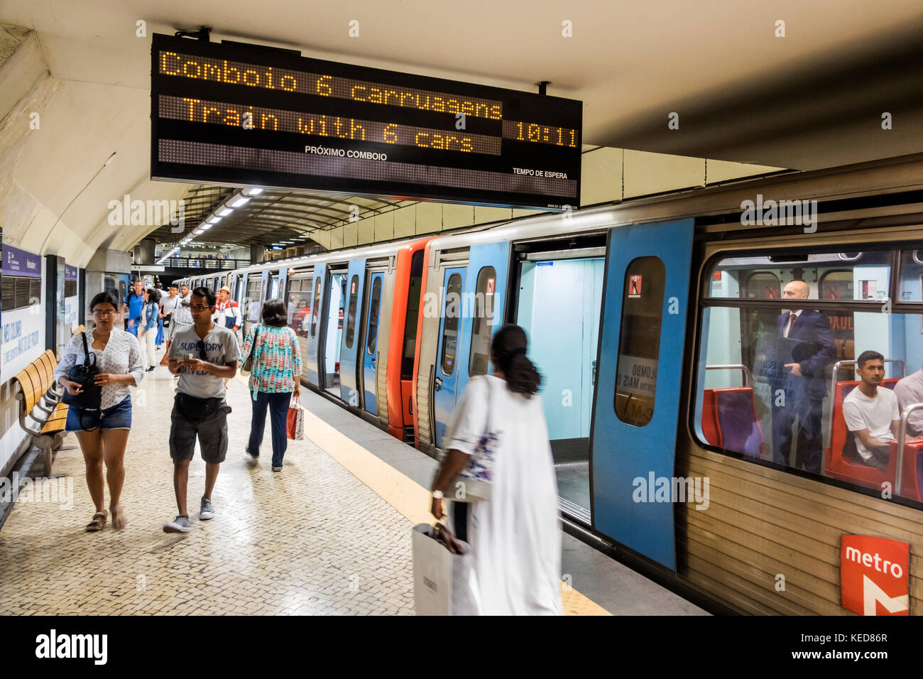 Lisbonne Portugal,Métro de Lisbonne,Restauradores,métro,transport en commun,train,gare,plateforme,transport,navetteurs,passagers,intérieur,hispanique,immigrants,P Banque D'Images