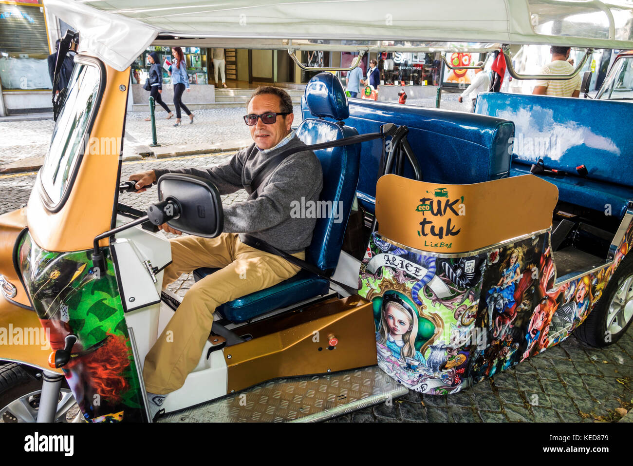 Lisbonne Portugal,place Restauradores,tuk,auto rickshaw,taxi à trois roues,homme hommes,chauffeur,hispanique,immigrants,portugais,PT170629050 Banque D'Images