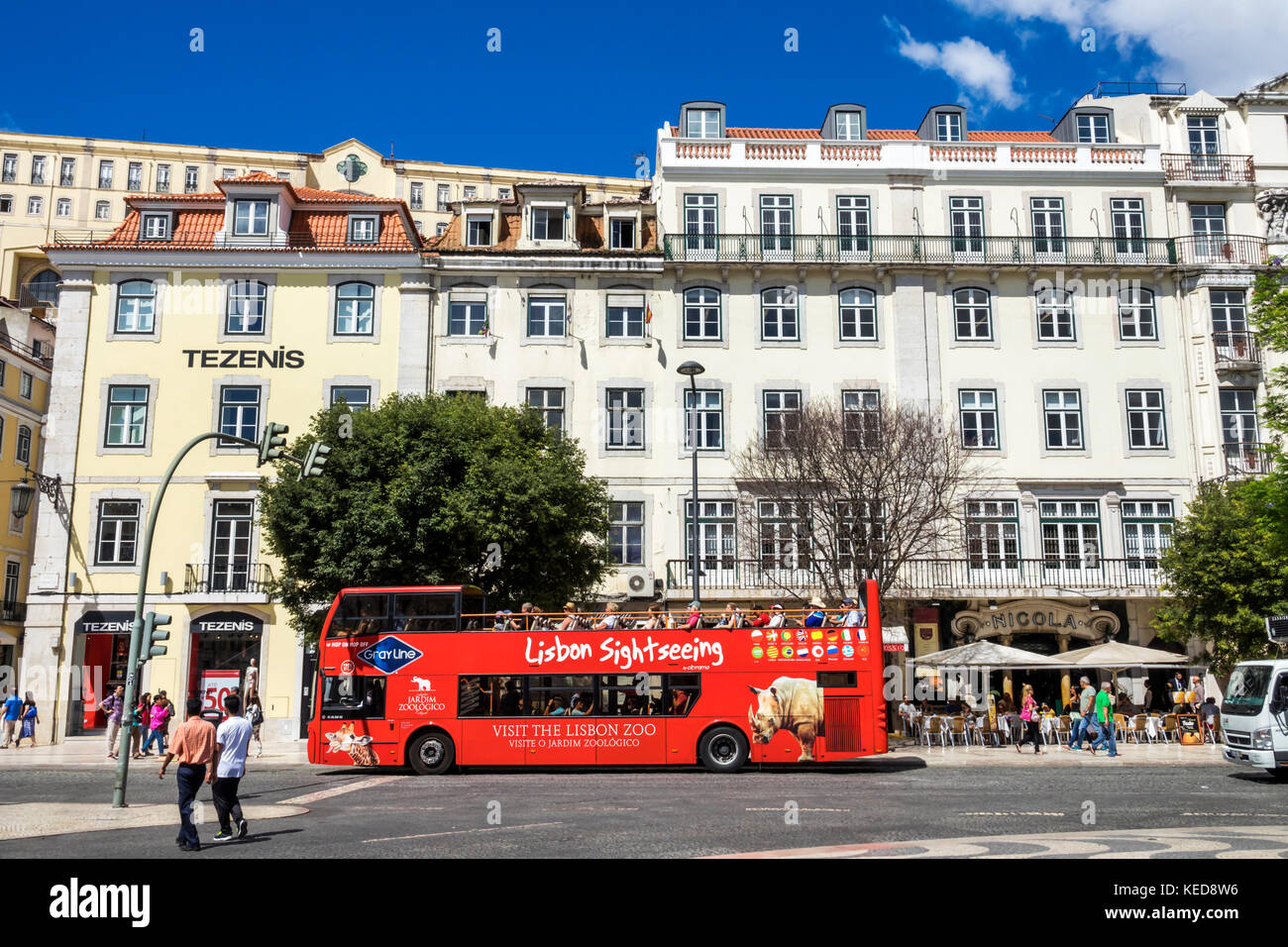 Lisbonne Portugal,place Rossio,place Pedro IV,bus touristique,bus à impériale,hispanique,immigrants,Portugais,PT170629079 Banque D'Images