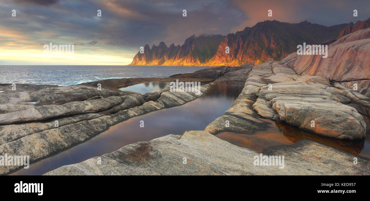 Les roches de pierre et des plages de Norvège. Superbe coucher du soleil sur la mer. La Norvège norvégien magnifique paysage marin. Banque D'Images
