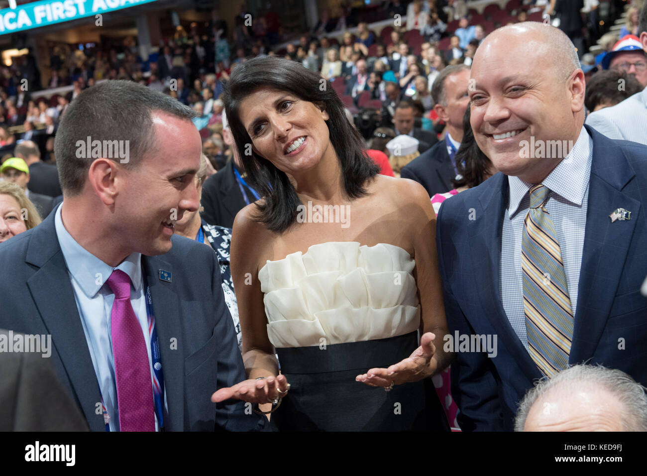 Caroline du Sud, nikki Haley, gov. centre, avec son mari Michael Haley, droit et sc gop président Matt Moore, gauche, au cours de la convention nationale républicaine le 20 juillet 2016 à Cleveland, Ohio. Banque D'Images