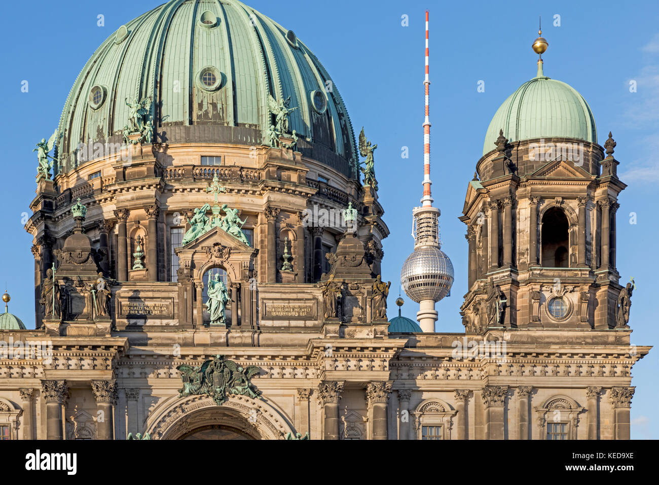 Cathédrale de Berlin avec tour de télévision alex, Berlin, Germany, Europe Banque D'Images