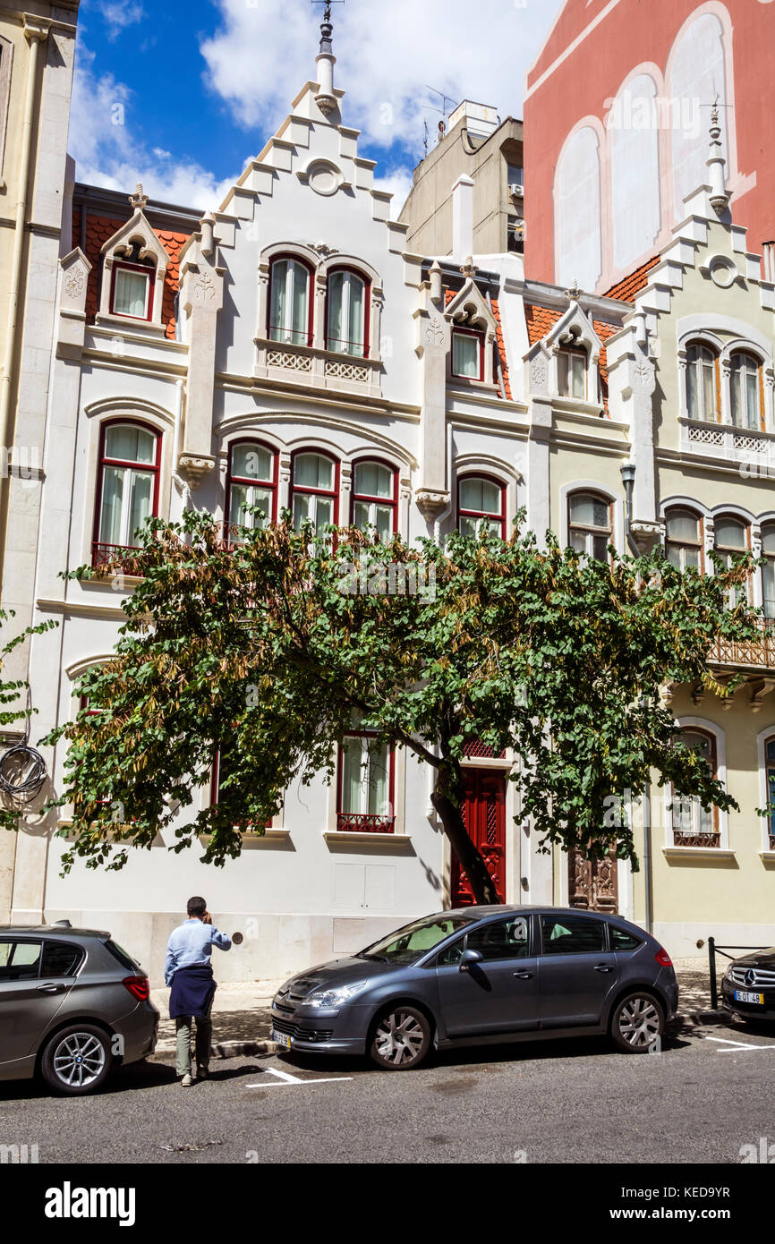 Lisbonne Portugal,bâtiment,restauration,façade,extérieur,rue,voitures garées,immeubles résidentiels,minorité ethnique latino-américaine hispanique, Banque D'Images