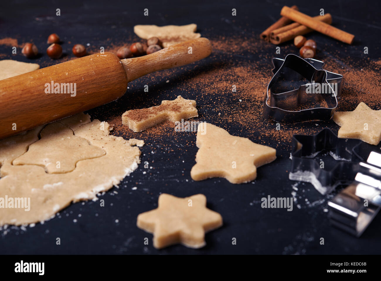 Ingrédients pour la cuisine de noël, cookies crus. doudh, guimauve, d'écrous. Banque D'Images