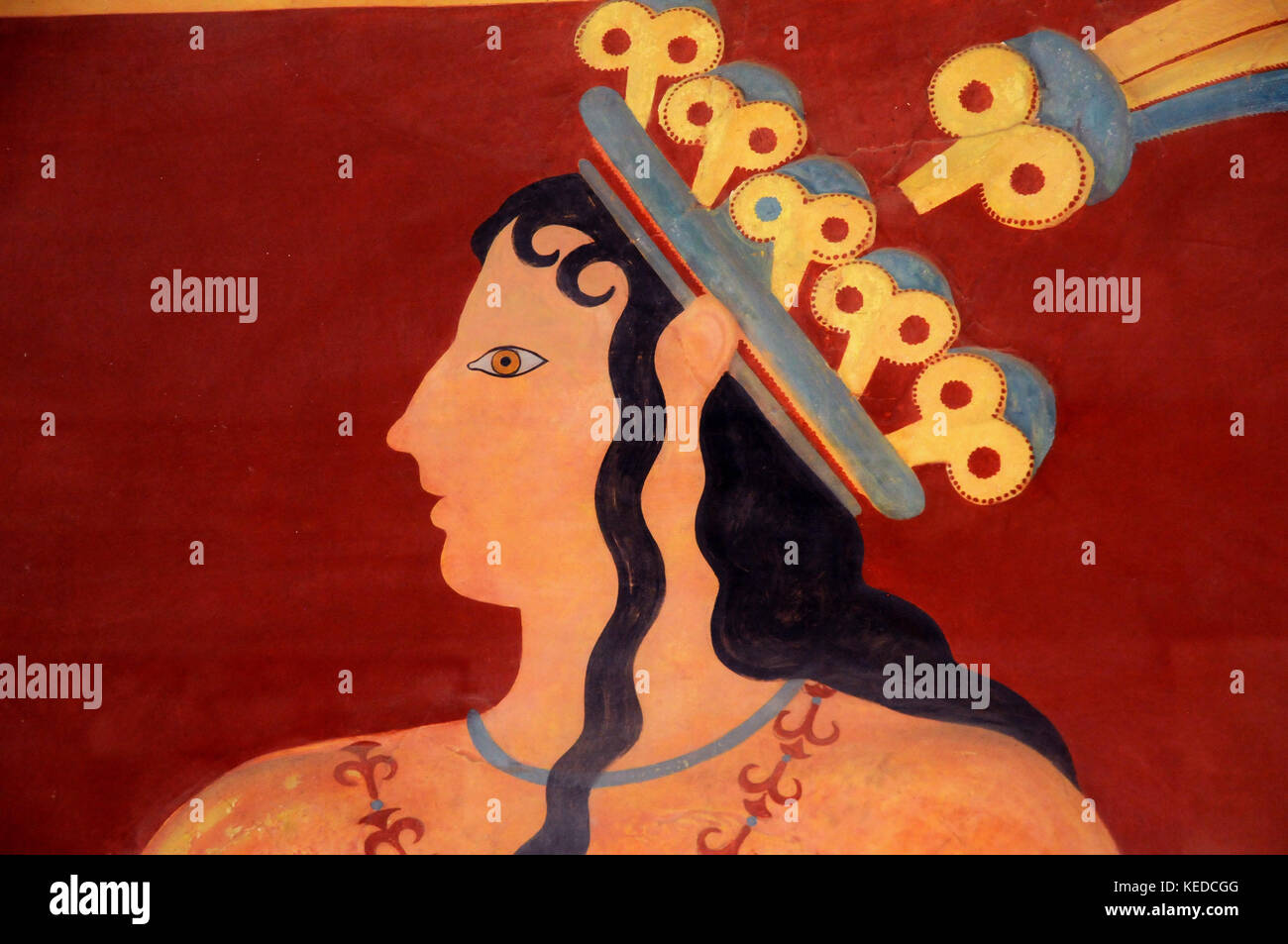 Détail de la 'Prince restauré avec lillies' ou le 'king' prêtre plein air sur l'affichage à le palais de Cnossos, en Crète. Banque D'Images