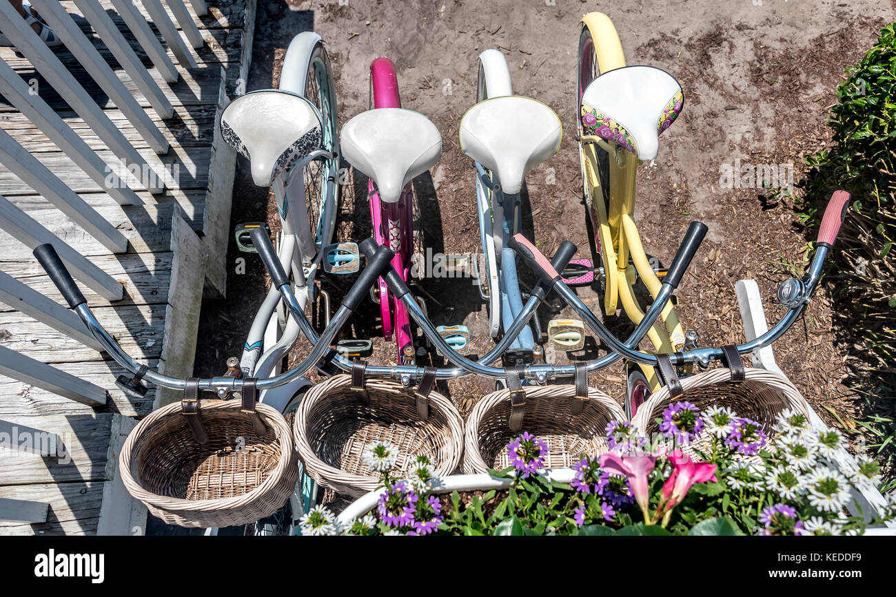 Regardant vers le bas sur les bicyclettes pour femmes colorés avec des paniers à louer à Beaufort, Caroline du Nord, une destination de vacances sur la Crystal Coast / Outer Banks Banque D'Images