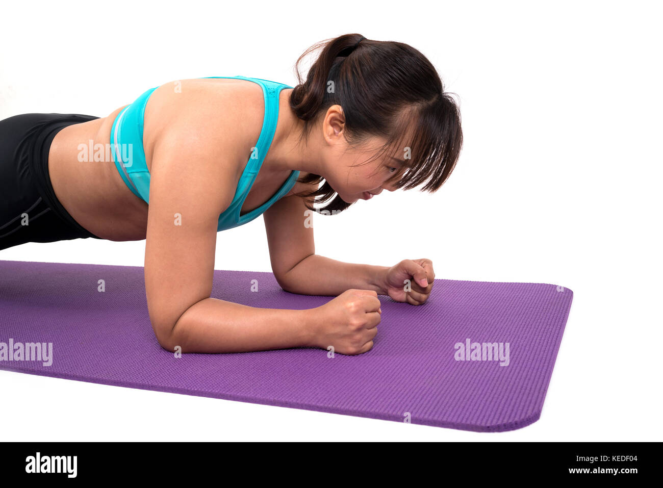 Chubby woman doing fitness sur fond blanc Banque D'Images