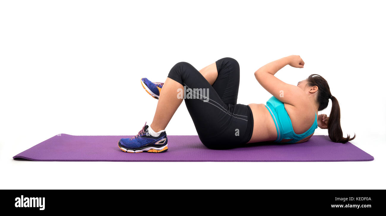 Chubby woman doing fitness sur fond blanc Banque D'Images