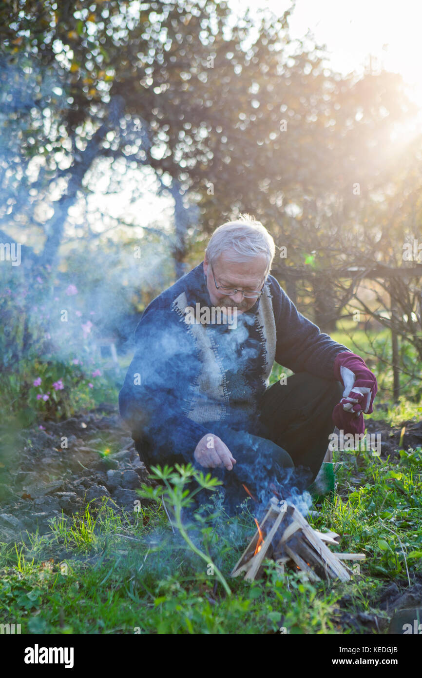 Man de faire un feu dans le jardin Banque D'Images