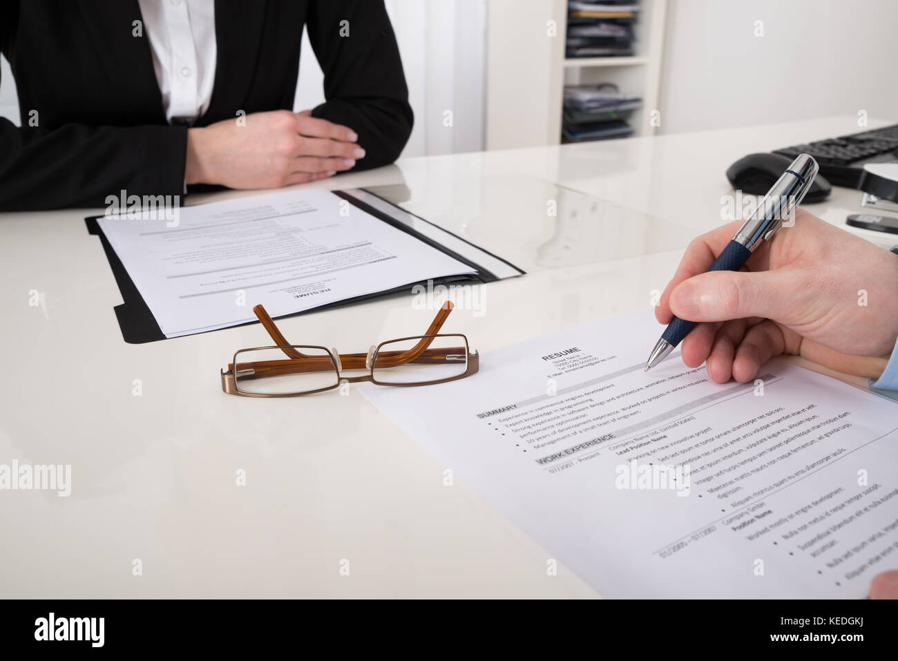 Close-up d'affaires avec reprendre et Pen In Office Banque D'Images