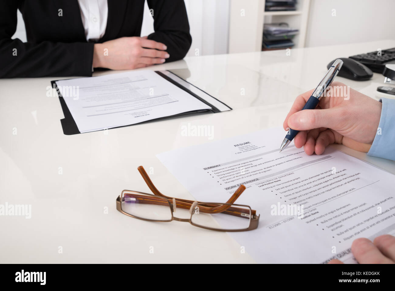 Close-up d'affaires avec reprendre et pen in office Banque D'Images