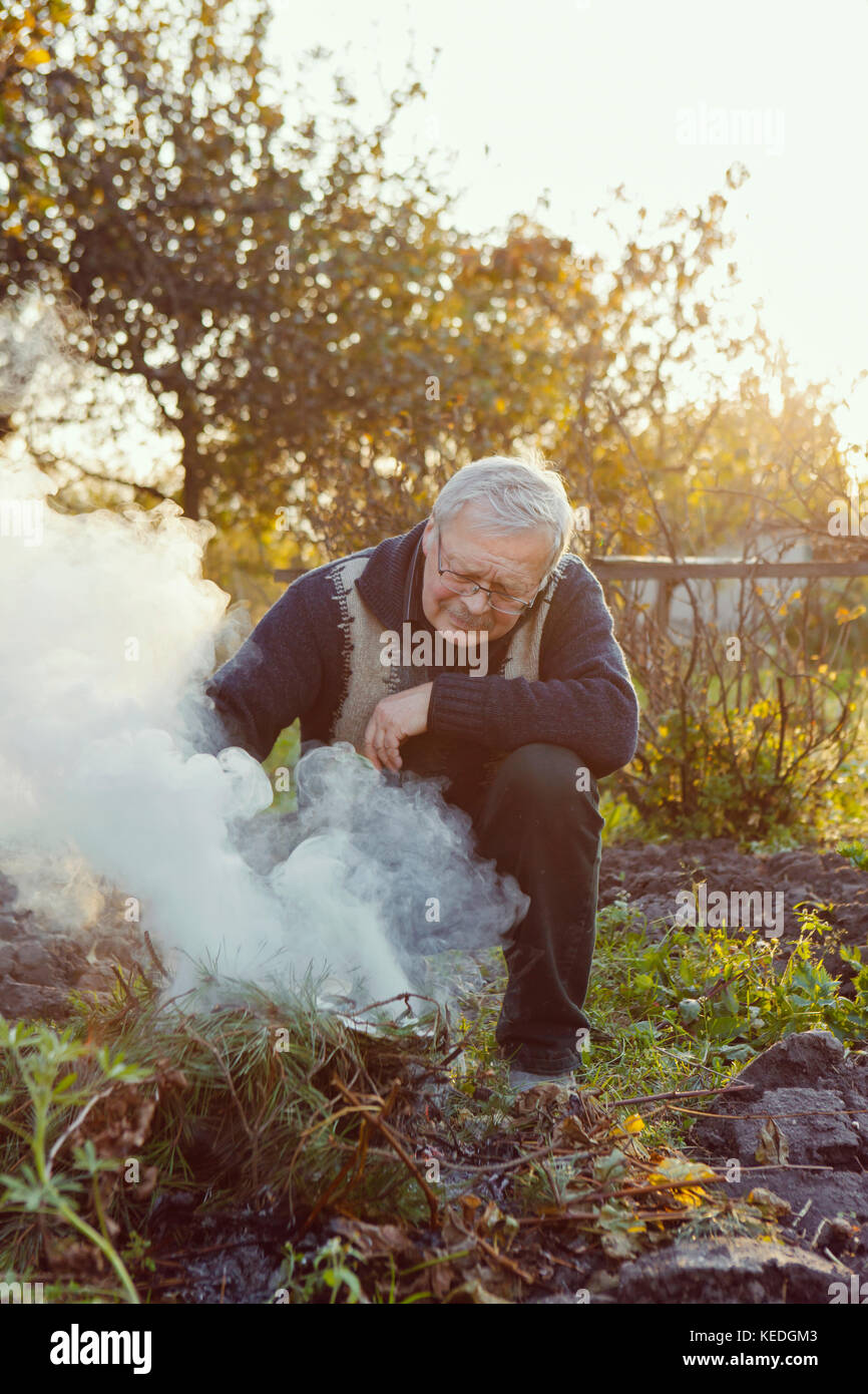 Man de faire un feu dans le jardin Banque D'Images