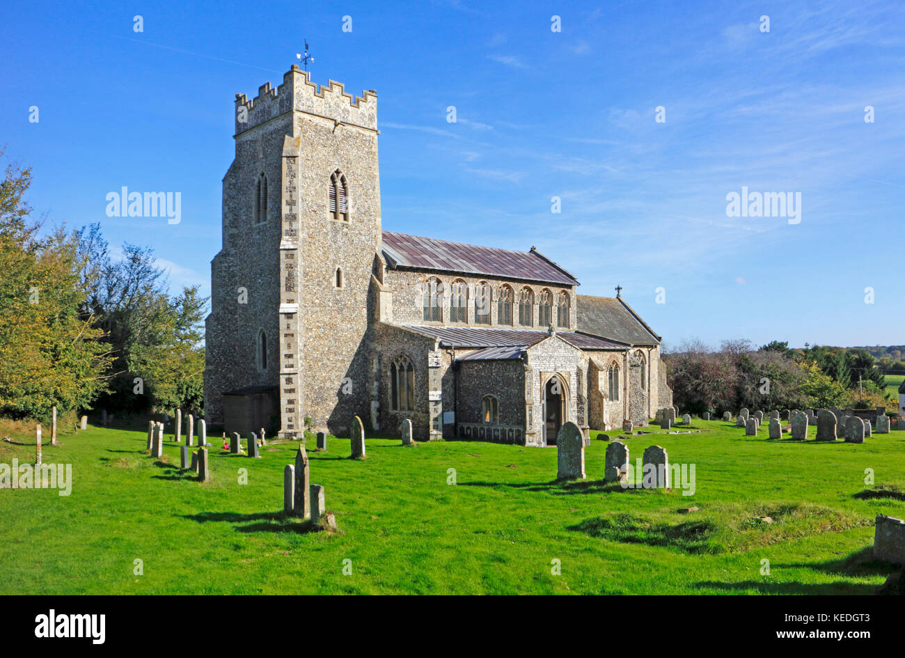 Une vue de l'église paroissiale de St Peter depuis le sud-ouest à Ringland, Norfolk, Angleterre, Royaume-Uni. Banque D'Images