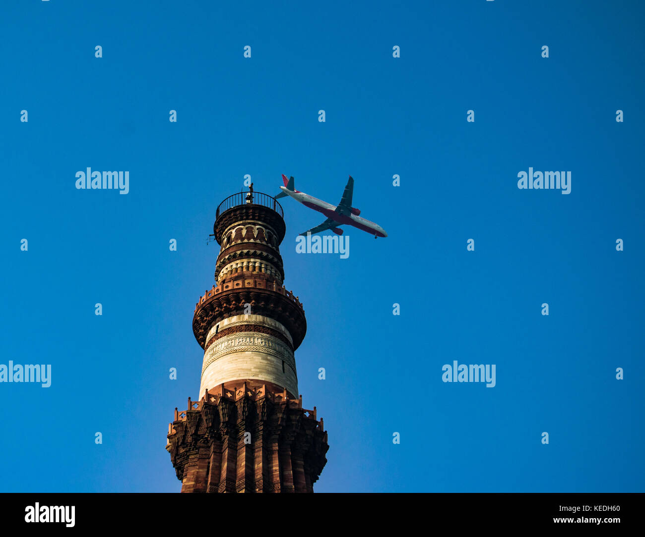 Qutb Minar a été créé avec quwwat-ul-Islam mosquée autour de 1192, par qutb-ud-din aibak, premier roi de la sultanat de Delhi. Banque D'Images