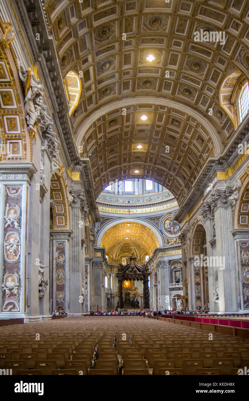 VATICAN, ITALIE - 14 AVRIL 2017 : Basilique Saint-Pierre, est une église de la Renaissance italienne de la Cité du Vatican, l'enclave papale dans la ville de RO Banque D'Images