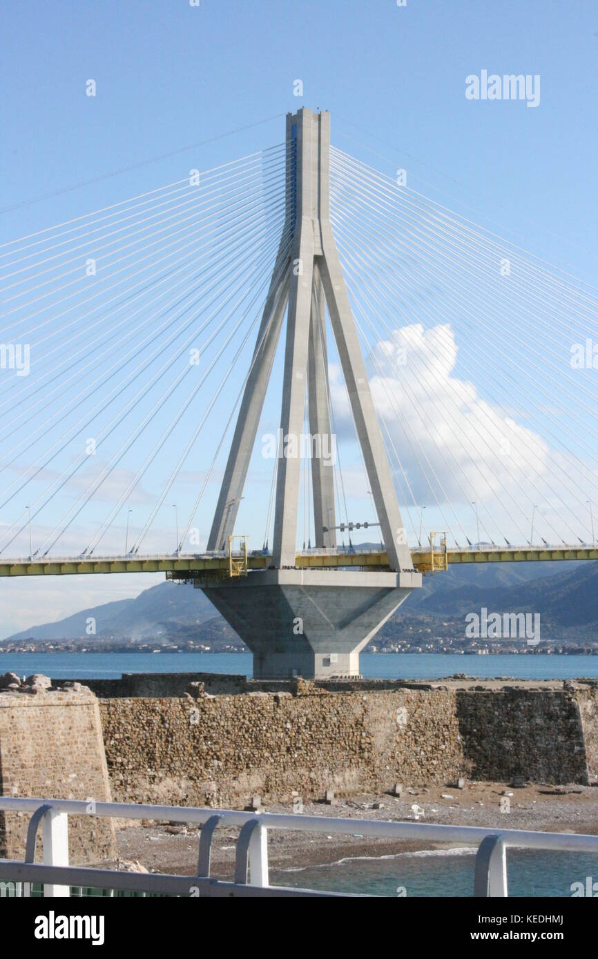 Le rio-antirrio bridge, la Grèce et la forteresse vénitienne Banque D'Images