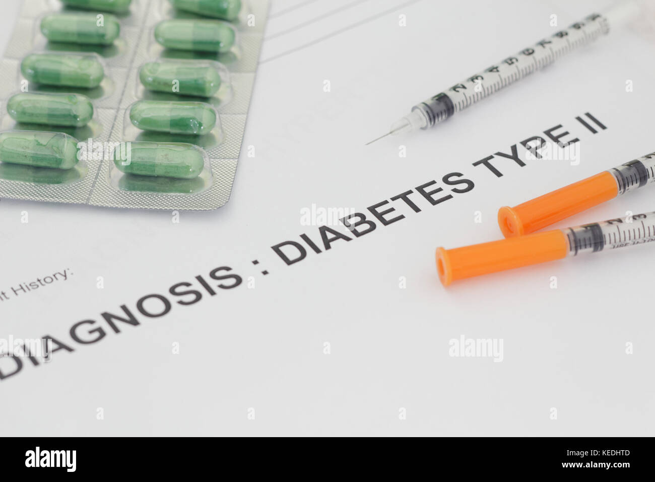 Papier avec diagnostic écrit que le diabète de type 2 à la médecine en blister et seringues pour injection d'insuline. Banque D'Images