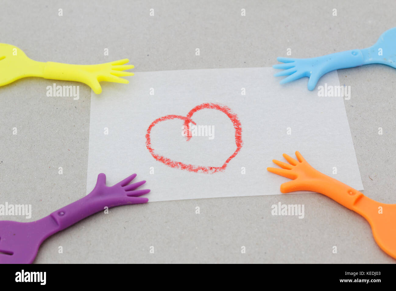 Réplique de tirer sur le papier à la main avec amour symbole. concept de garde d'enfant,divorce,matrinomial. Banque D'Images