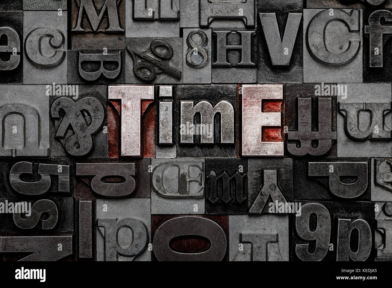 Le mot temps fabriqué à partir de vieux métal lettres typogravure. Banque D'Images