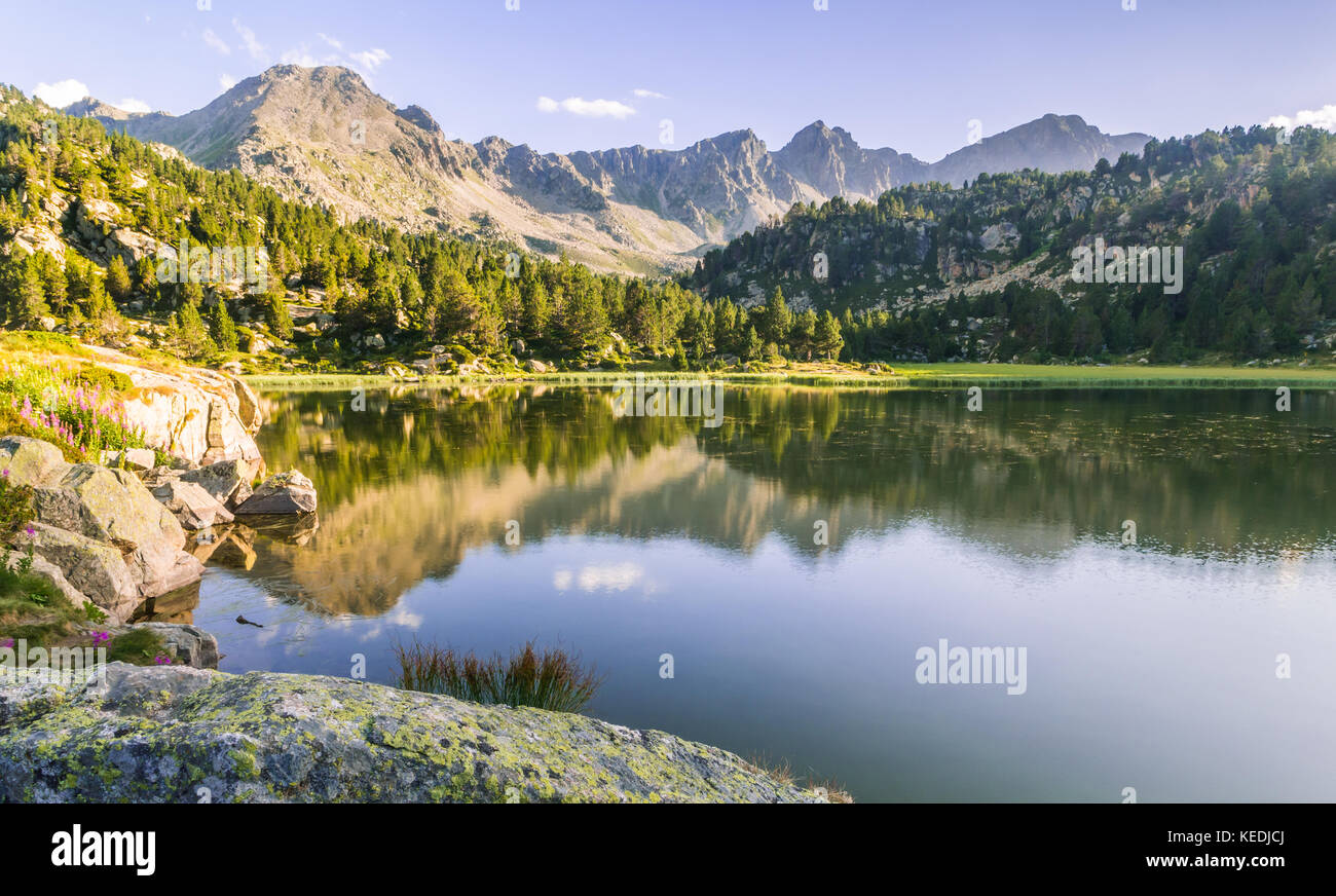 Estany primer lake en Andorre, Pyrénées. Banque D'Images