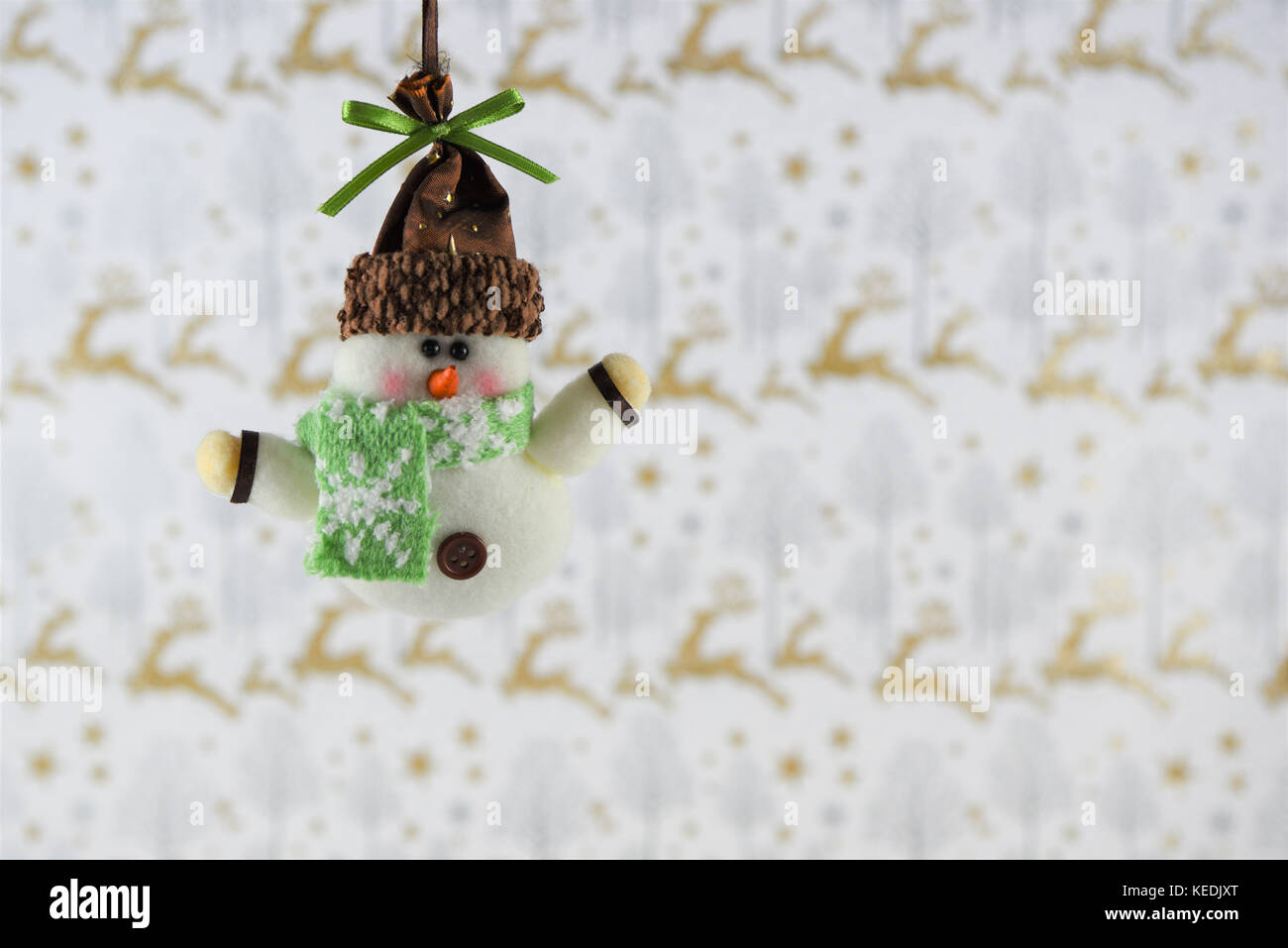 Photographie image de Noël de Noël la décoration de raccrocher de cute snowman in hat foulard avec gold glitter background papier cadeaux de noël renne Banque D'Images