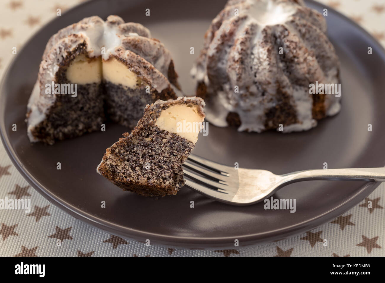 Graines de pavot Noël gâteau avec du fromage. Banque D'Images