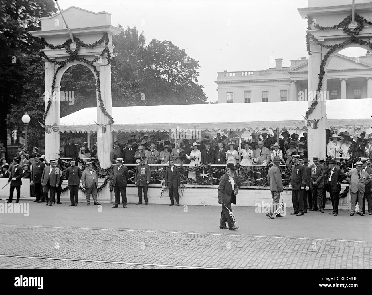 Le président des États-Unis, Woodrow Wilson, première dame edith bolling Wilson et d'autres observateurs confederate reunion support de visualisation de parade en face de maison blanche, washington dc,USA,Harris & Ewing,juin 1917 Banque D'Images