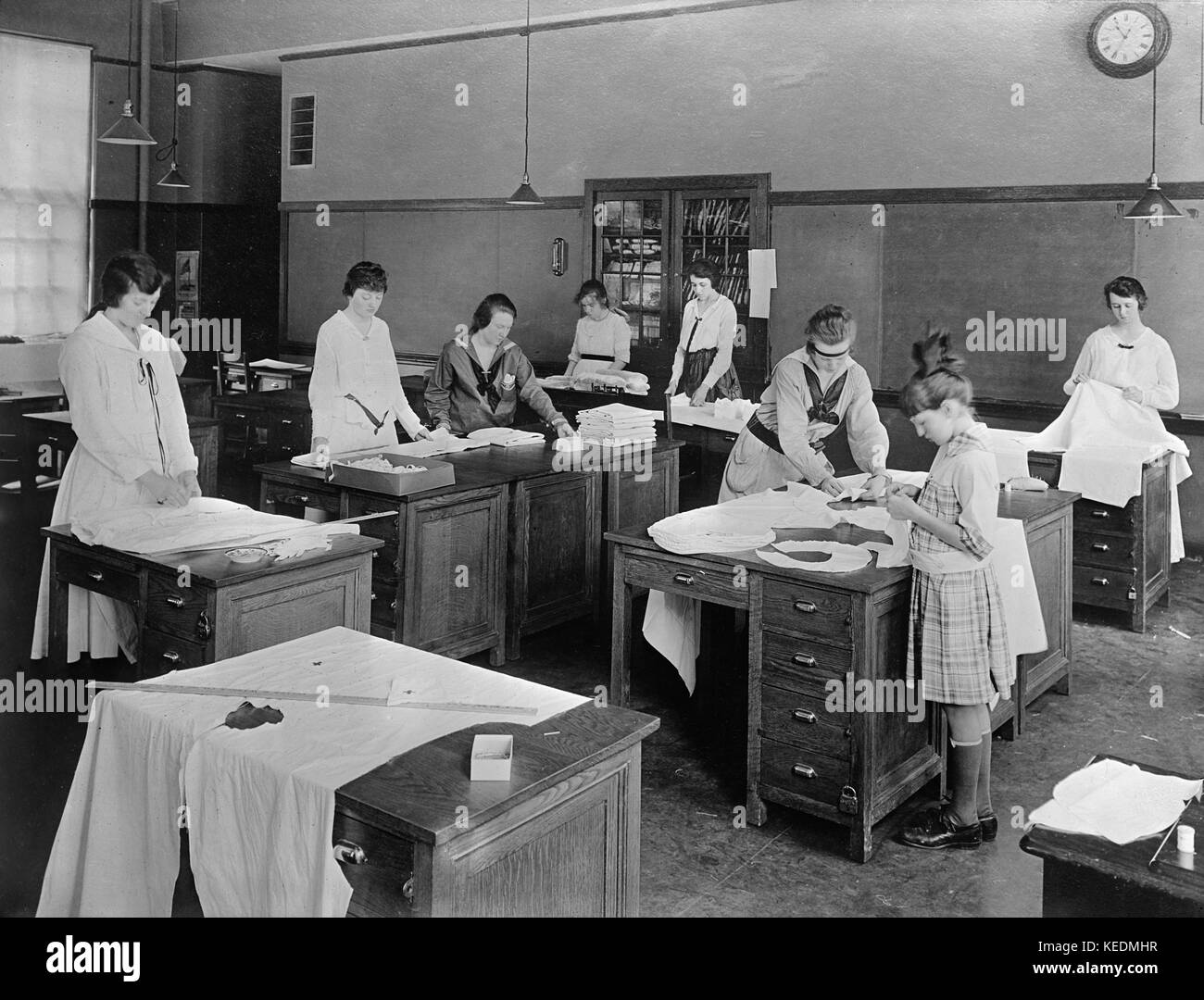 Girl Scouts War Sewing avec la Croix-Rouge américaine, Washington DC, USA, Harris & Ewing, 1917 Banque D'Images
