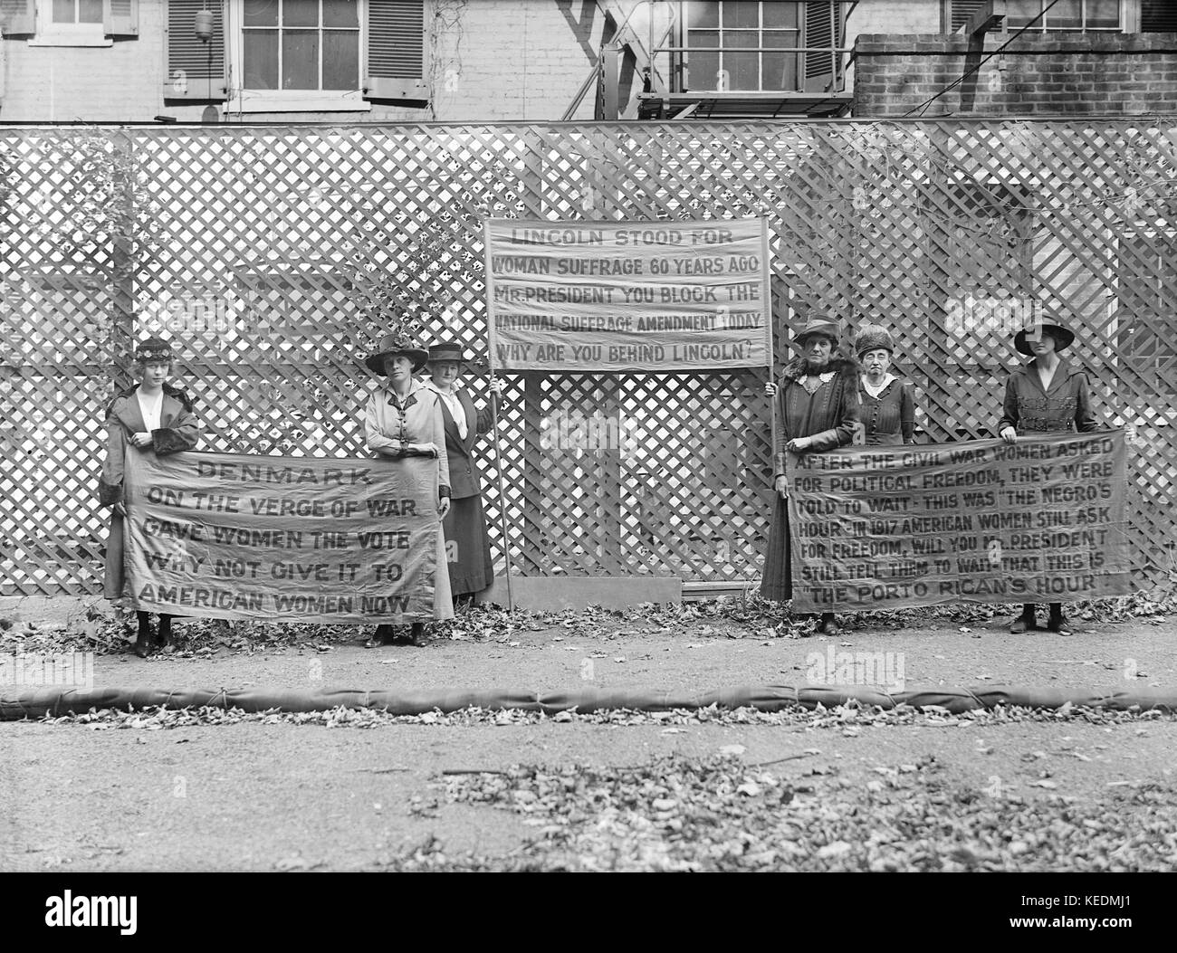 Groupe de suffragettes, avec des pancartes et des bannières, Washington DC, USA, Harris et Ewing, 1917 Banque D'Images