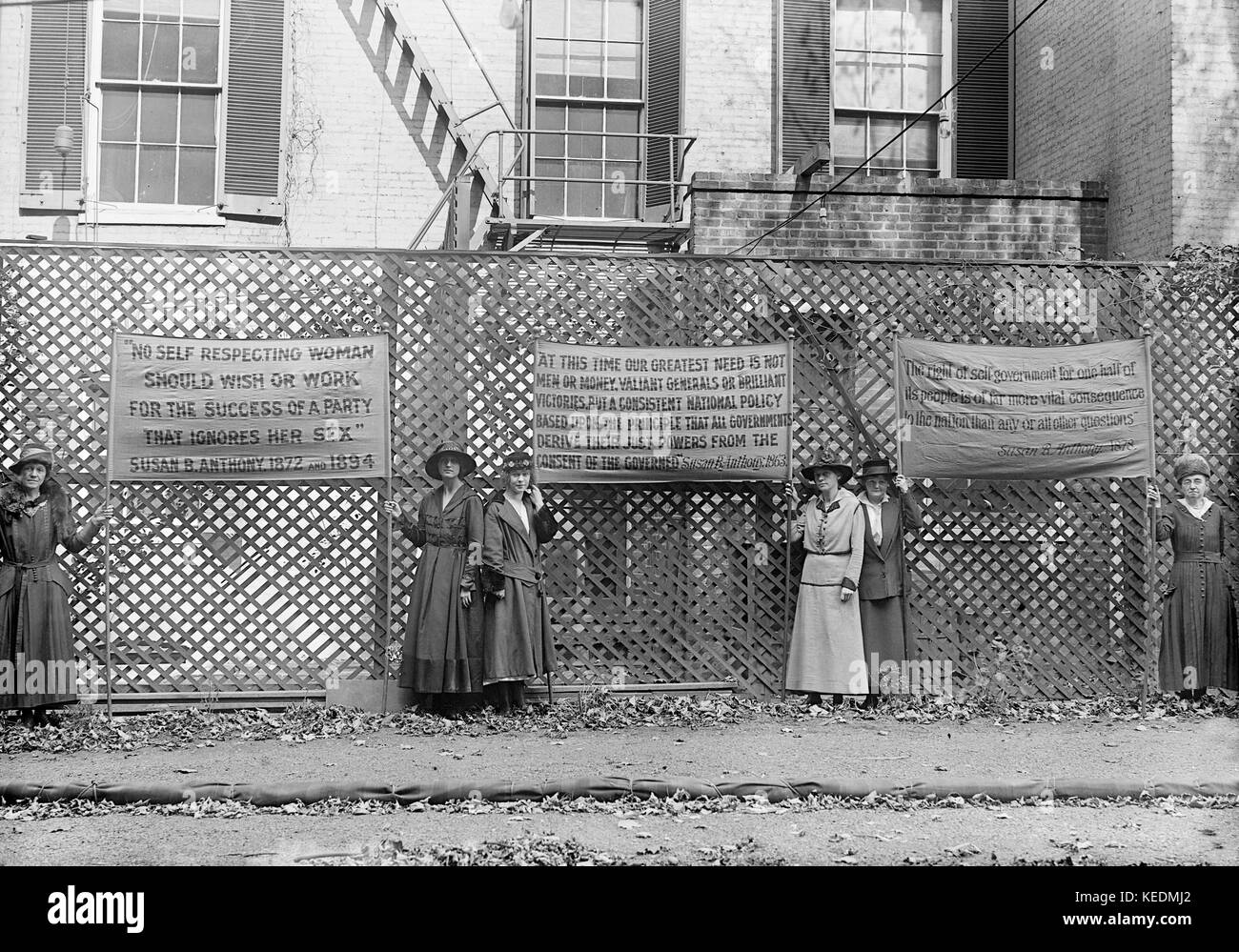 Quatre femmes suffragettes, avec des pancartes et des bannières, Washington DC, USA, Harris et Ewing, 1917 Banque D'Images