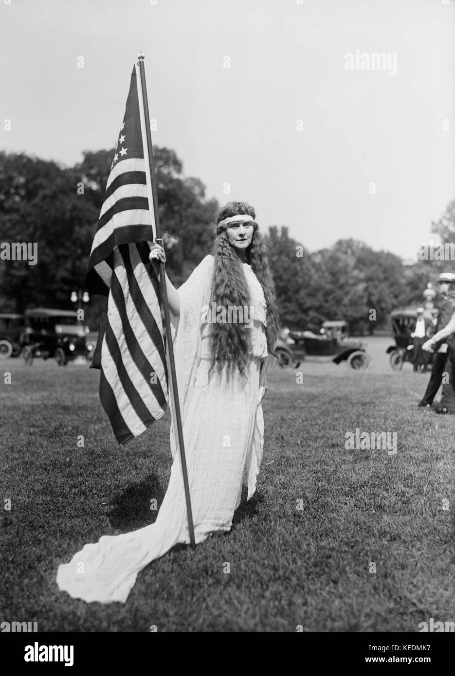 Femme avec le drapeau américain, quatrième de juillet, fête, l'ellipse, Washington DC, USA, Harris et Ewing, 1919 Banque D'Images