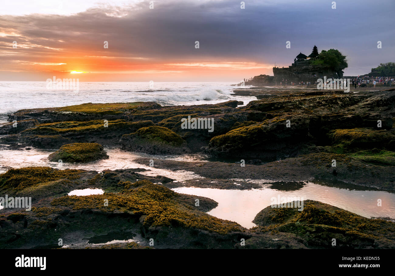 Temple de Tanah lot à Bali Indonésie au coucher du soleil et l'océan à marée basse. Banque D'Images