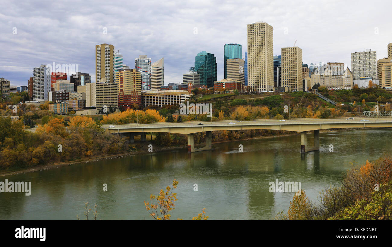 Centre-ville d'Edmonton dans la rivière Saskatchewan Nord Banque D'Images