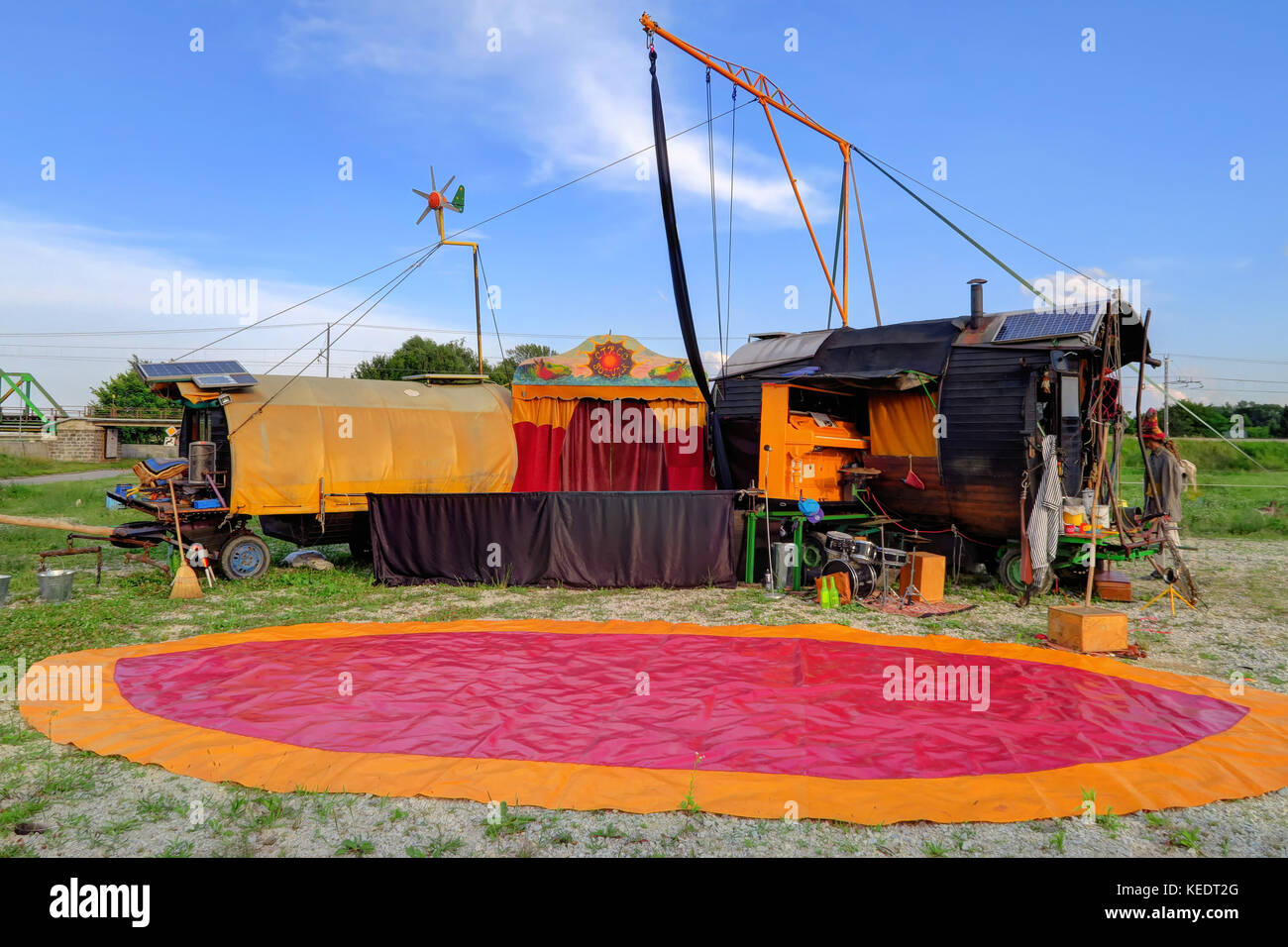 PTUJ, SLOVÉNIE - JUIN 28 : Un artiste de cirque, deux caravanes et une plate-forme aérienne préparent un spectacle en plein air du Circo Soluna à Ptuj, Slovénie. Banque D'Images