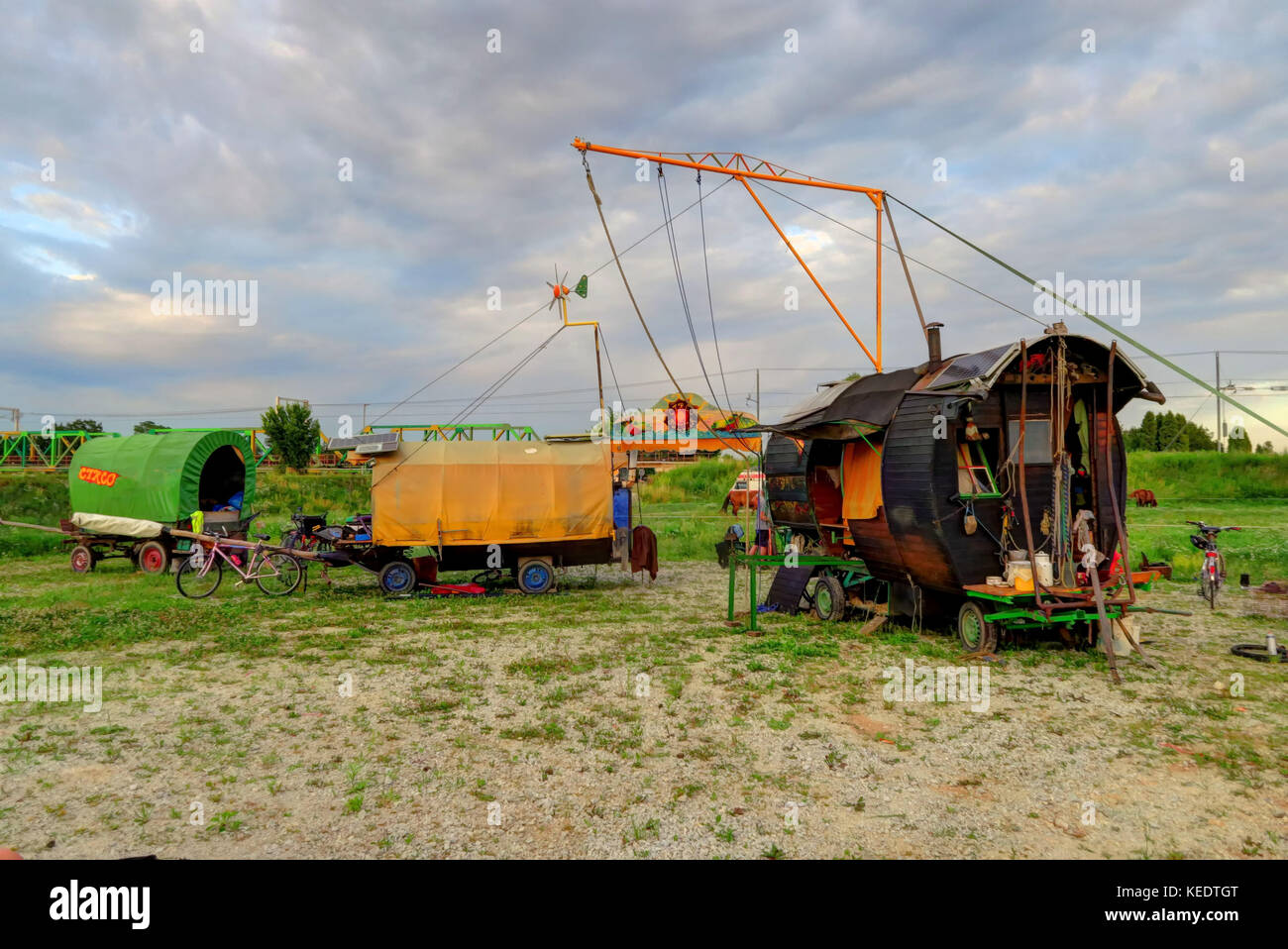 Trois chariots tirés par des chevaux et une antenne de forage sont mis en place pour une performance de cirque. Banque D'Images