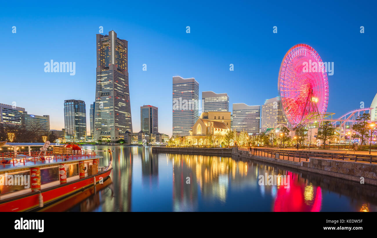Yokohama, Japon ville Minato Mirai de nuit. Banque D'Images