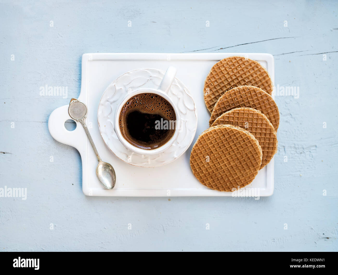 Caramel néerlandais stroopwafels et tasse de café noir Banque D'Images