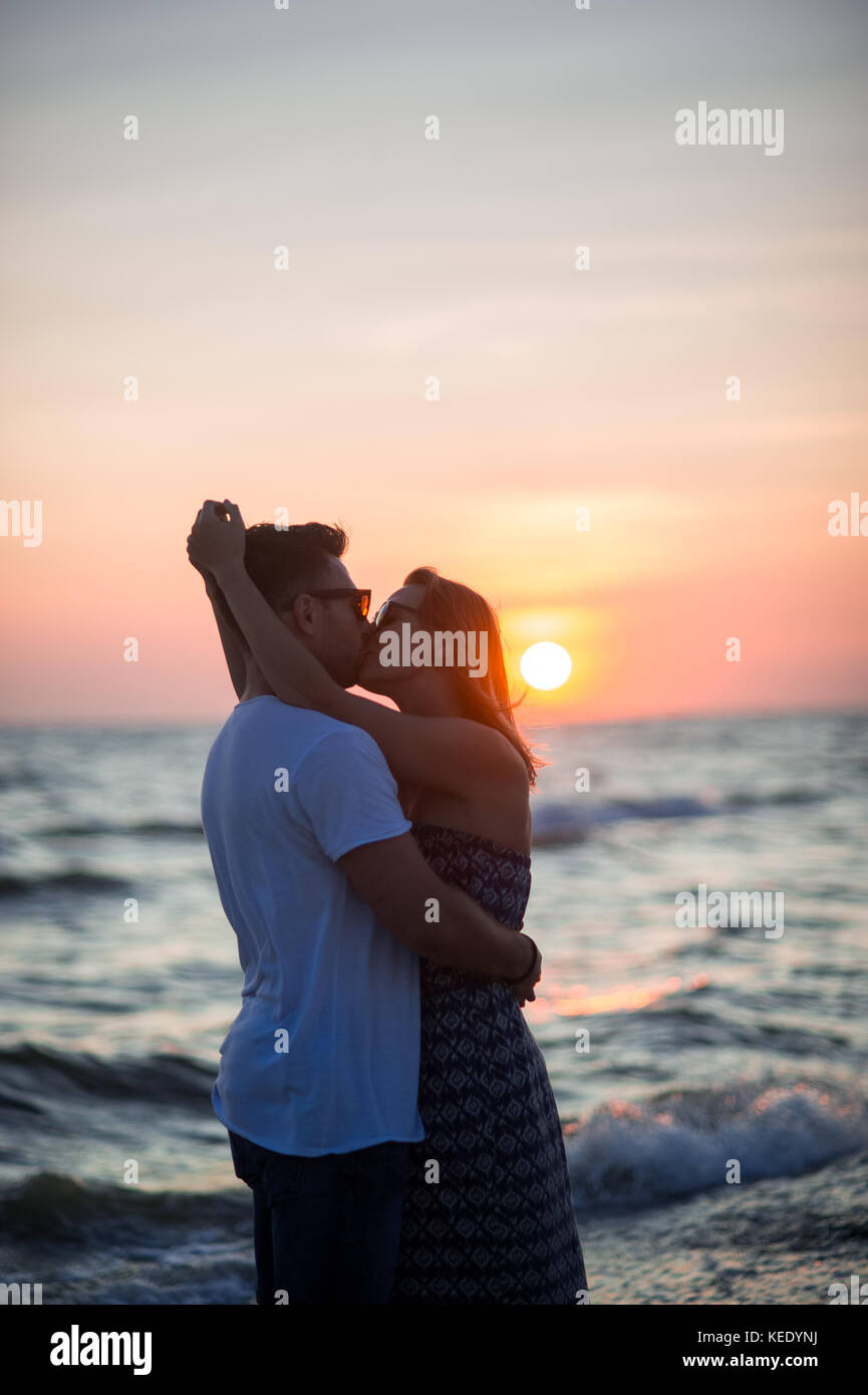 Couple D Amoureux Se Tient Apres Avoir Adopte Sur Le Bord De La Mer Le Coucher Du Soleil Les Vagues De La Mer Nomination Romantique Photo Stock Alamy Couple D Amoureux Se Tient Apres Avoir Adopte Sur Le Bord De La Mer Le Coucher Du Soleil Les Vagues De La Mer Nomination Romantique Photo Stock Alamy