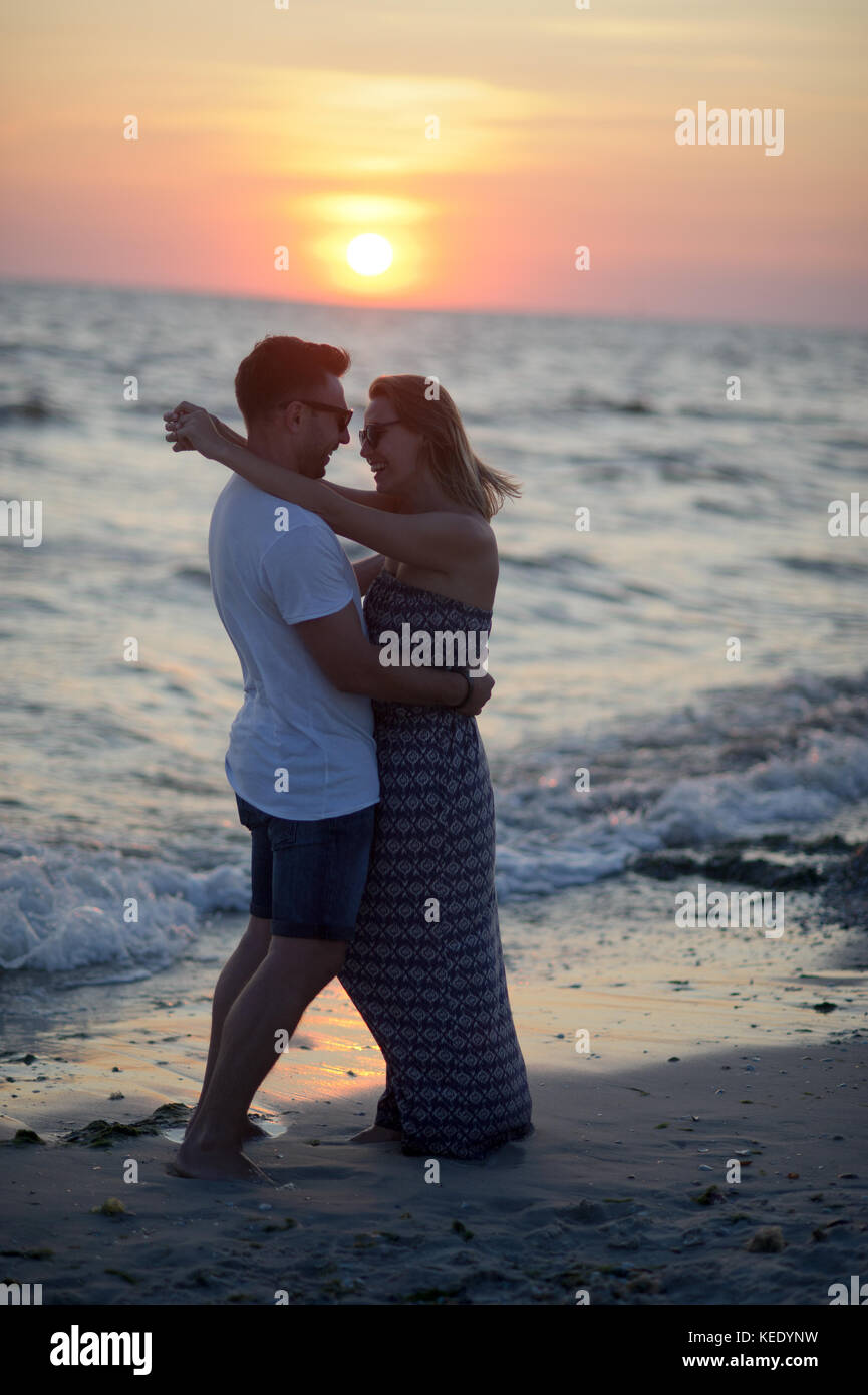 Couple D Amoureux Se Tient Apres Avoir Adopte Sur Le Bord De La Mer Le Coucher Du Soleil Les Vagues De La Mer Nomination Romantique Photo Stock Alamy