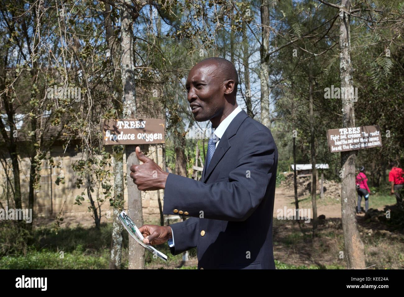 Homme africain directeur de l'anam echakari parlant de l'importance des arbres langa langa forestiers école gilgil kenya Banque D'Images