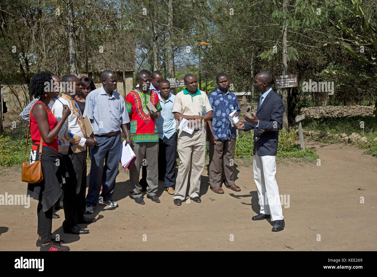 Homme africain directeur de l'anam echakari de parler aux étudiants à propos de l'importance des arbres langa langa school gilgil kenya Banque D'Images