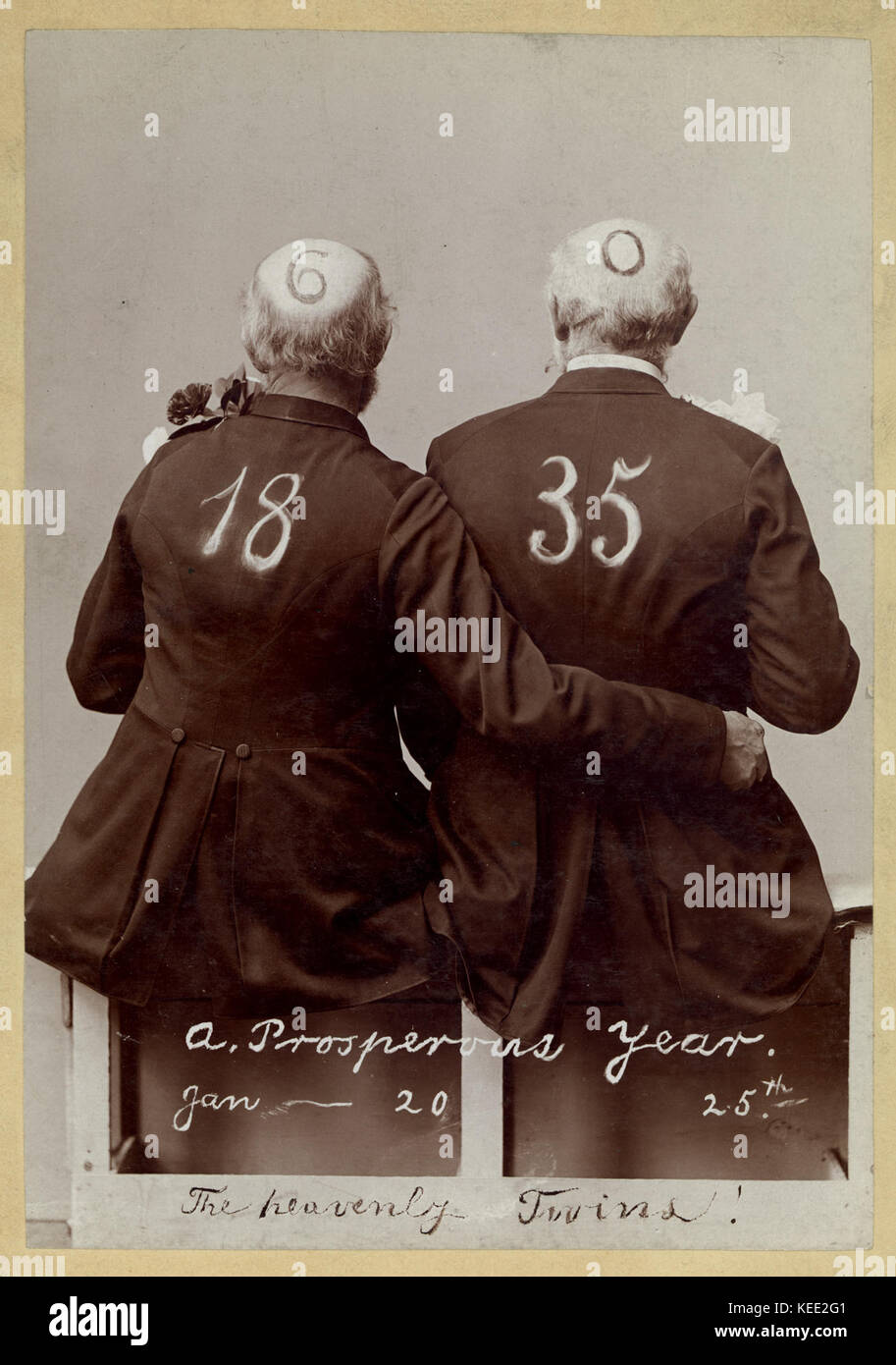 Robert Benecke (gauche) et Robert Goebel pour son 60ième anniversaire avec portrait retour à l'appareil photo et 6 et 0 sur l'objet peint est chauve généraux et 18 et 35 (année de naissance) peinte sur le dos Banque D'Images