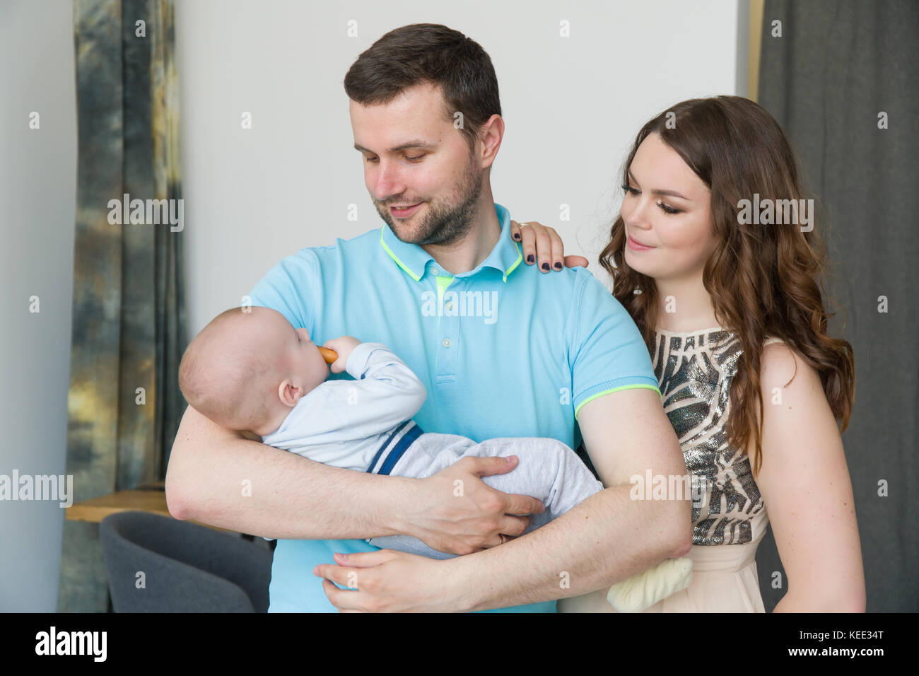 Happy young attractive famille avec bébé sur les mains. Banque D'Images