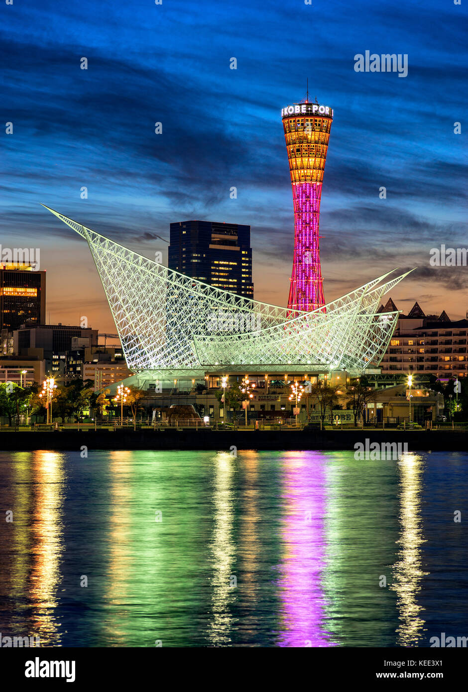 Le Japon, l'île de Honshu, Kansai, Kobe port tower et meriken park au crépuscule. Banque D'Images