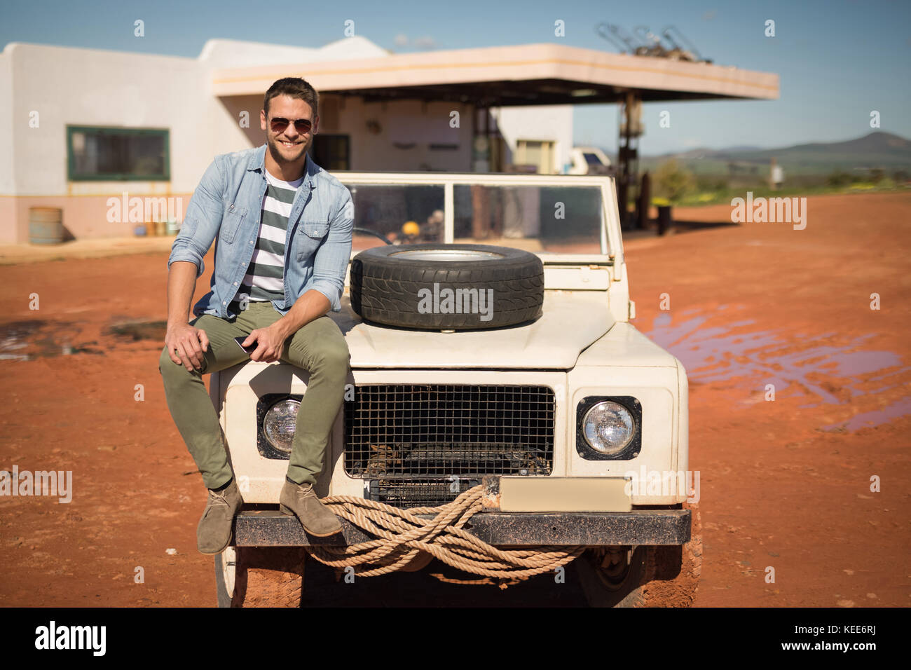 Heureux homme assis sur une voiture Banque de photographies et d’images ...