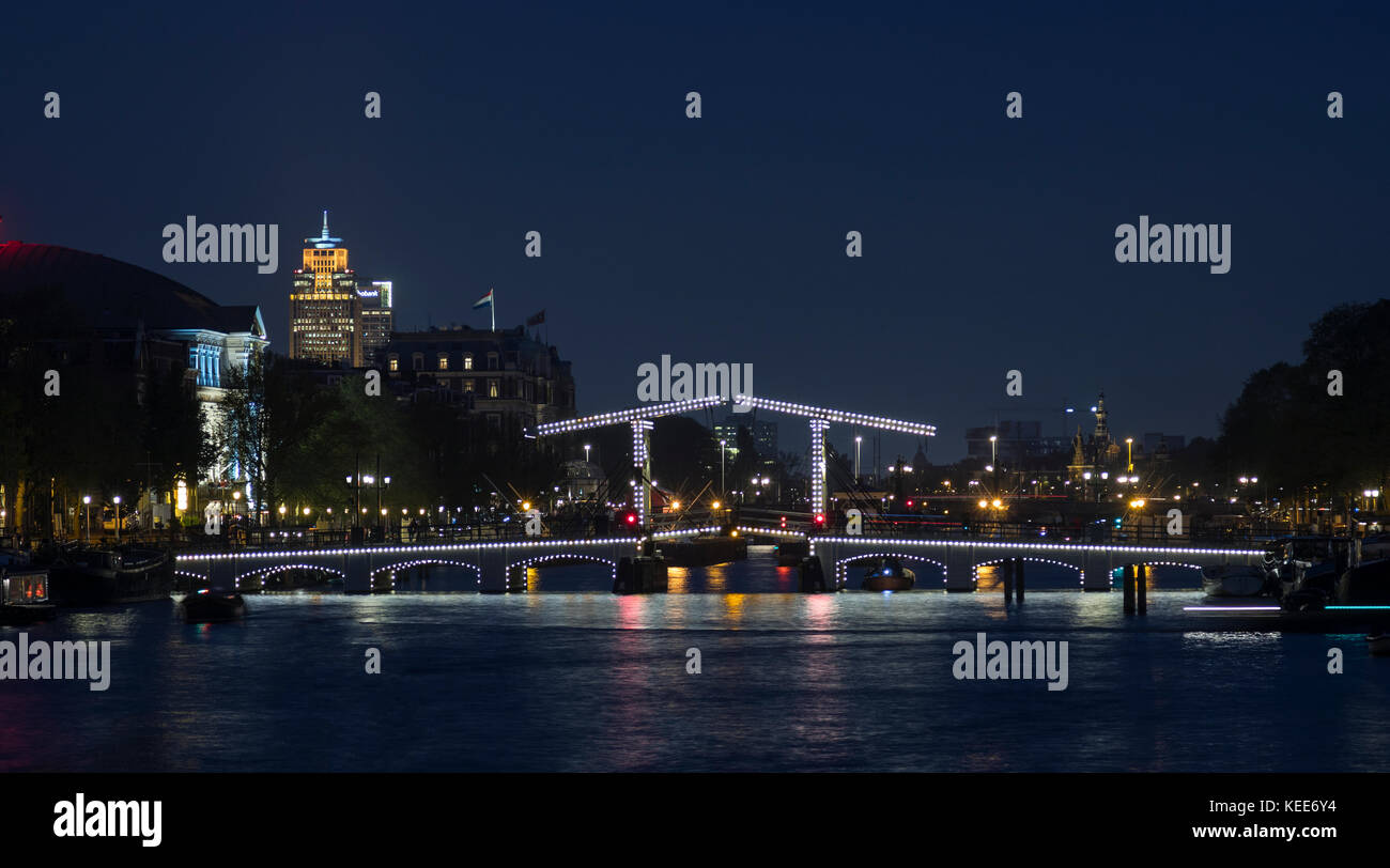 Le pont magere ou skinny bridge sur la rivière Amstel dans la ville d'Amsterdam aux Pays-Bas. la partie centrale de Magere Brug est un b.sc.a. Banque D'Images